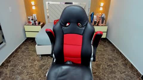 Snapshot of karolandluna chatting on December 2025 06:58:02 PM Karol and Luna online show from December 2025 06:58:02 PM