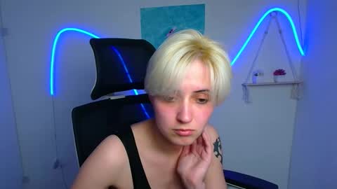 Snapshot of karolinabloom chatting on May 2026 12:32:02 PM Karolina online show from May 2026 12:32:02 PM
