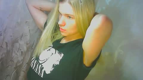 Snapshot of karolynafox chatting on September 2025 08:57:01 AM Caroline Fox online show from September 2025 08:57:01 AM