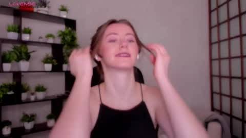 Snapshot of kate_cuddle chatting on March 2026 02:17:01 AM Kate online show from March 2026 02:17:01 AM