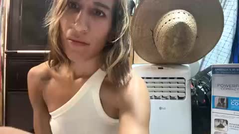 Snapshot of katelinxxx chatting on October 2025 03:38:01 AM Katelin online show from October 2025 03:38:01 AM