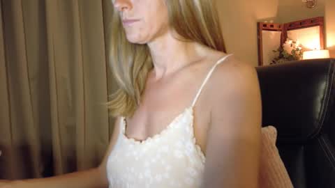 Snapshot of katy_mmm chatting on April 2026 01:42:01 AM Katy online show from April 2026 01:42:01 AM