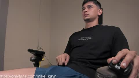 Snapshot of kayn_morningstar chatting on April 2026 01:43:02 AM Mike online show from April 2026 01:43:02 AM