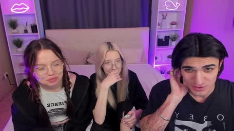 Snapshot of kebesheska chatting on December 2024 08:25:02 PM Seb Polly Roxy Jonny online show from December 2024 08:25:02 PM