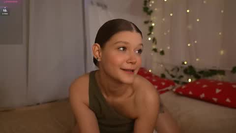 Snapshot of kelly_ember chatting on September 2025 02:32:01 PM KELLY online show from September 2025 02:32:01 PM