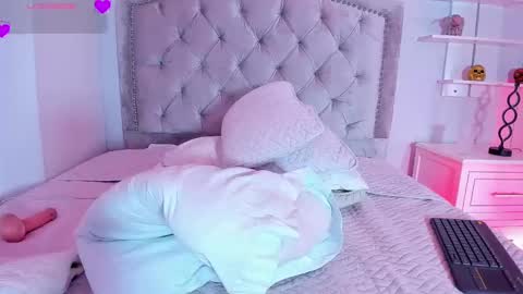 kellyMillian  online show from December 2024 05:48:01 PM