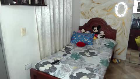 kendall  online show from November 2025 05:40:02 AM