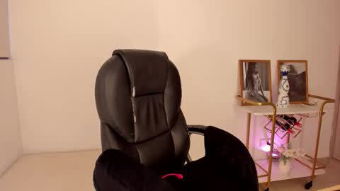 Snapshot of kendra_bennz_ chatting on December 2025 12:00:02 PM kendra Benz online show from December 2025 12:00:02 PM