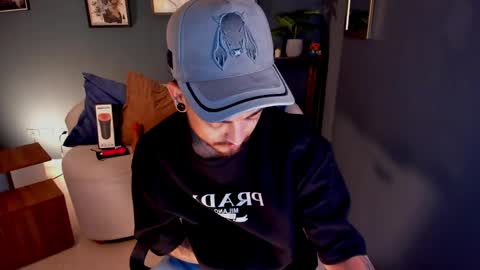 Snapshot of keneth_collins chatting on May 2026 01:07:01 PM keneth_collins online show from May 2026 01:07:01 PM