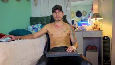 Chriss Morales online show from October 2025 01:38:01 AM