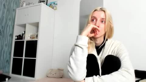 Kenzie online show from September 2025 01:35:01 PM