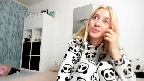 Kenzie online show from October 2025 06:01:02 AM