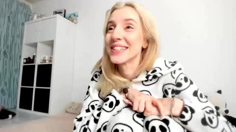 Kenzie online show from November 2025 04:46:01 AM