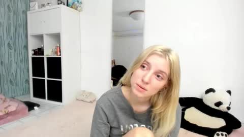 Snapshot of kenziedawton chatting on March 2026 02:42:01 PM Kenzie online show from March 2026 02:42:01 PM