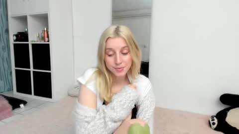 Snapshot of kenziedawton chatting on March 2026 07:13:02 PM Kenzie online show from March 2026 07:13:02 PM