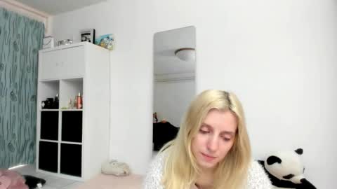 Snapshot of kenziedawton chatting on April 2026 01:41:02 PM Kenzie online show from April 2026 01:41:02 PM