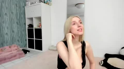 Snapshot of kenziedawton chatting on April 2026 03:57:01 PM Kenzie online show from April 2026 03:57:01 PM