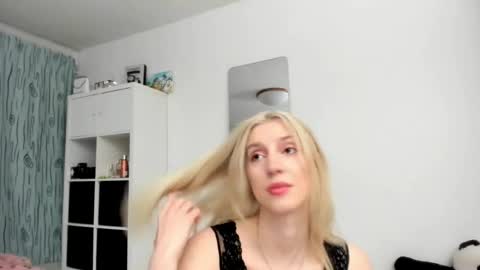 Snapshot of kenziedawton chatting on April 2026 04:32:01 PM Kenzie online show from April 2026 04:32:01 PM