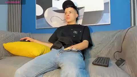 Snapshot of kevinn_blue chatting on September 2025 07:47:01 PM Sexy  Hot Kevin online show from September 2025 07:47:01 PM