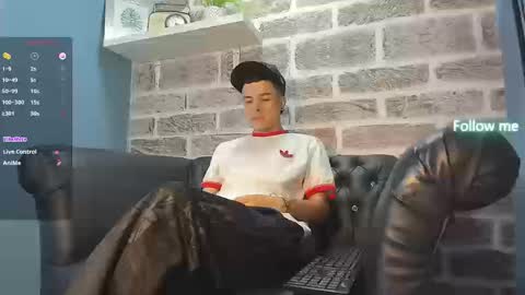 Snapshot of kevinn_blue chatting on September 2025 09:07:02 PM Sexy  Hot Kevin online show from September 2025 09:07:02 PM