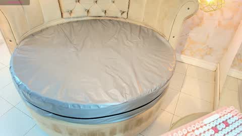 Khloe online show from December 2025 12:09:01 PM