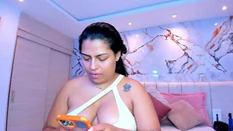 Snapshot of kiana_cream chatting on July 2026 01:05:01 PM N M online show from July 2026 01:05:01 PM