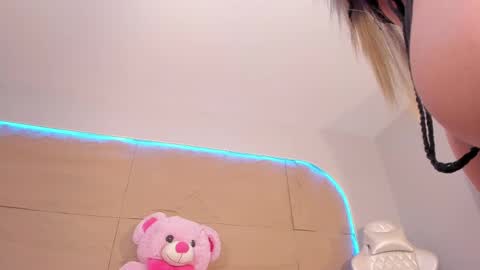 KIM COOPER online show from February 2025 10:09:01 AM