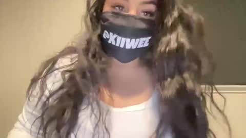 Snapshot of kiiwee chatting on November 2025 11:59:01 PM KIIWEE online show from November 2025 11:59:01 PM