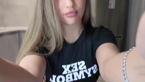 EvaAnna online show from November 2025 09:03:02 PM