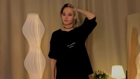 Snapshot of kimikosetterland chatting on December 2025 06:53:02 AM Elizabeth online show from December 2025 06:53:02 AM