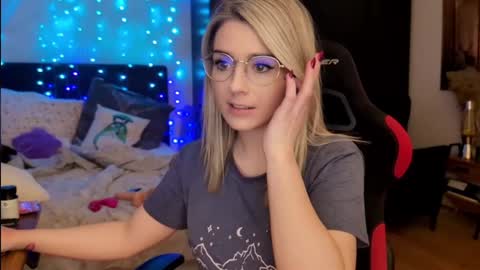 Snapshot of kimilee22 chatting on March 2026 07:07:02 PM Wolfs Girl online show from March 2026 07:07:02 PM