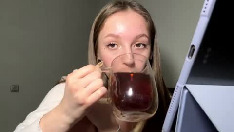 Snapshot of kimireaves chatting on March 2026 12:44:02 PM Karma online show from March 2026 12:44:02 PM