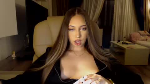 Kim Lee  online show from February 2025 05:18:02 PM