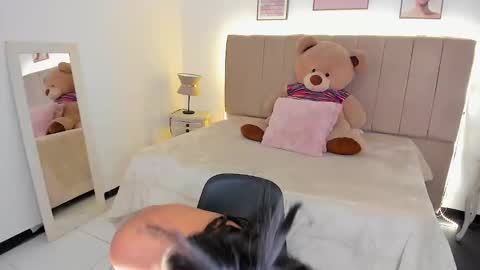 Kim  online show from November 2025 08:29:01 PM