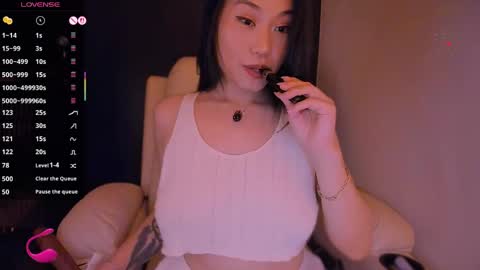 Snapshot of kimmy_chi chatting on April 2026 06:13:02 PM Lo online show from April 2026 06:13:02 PM