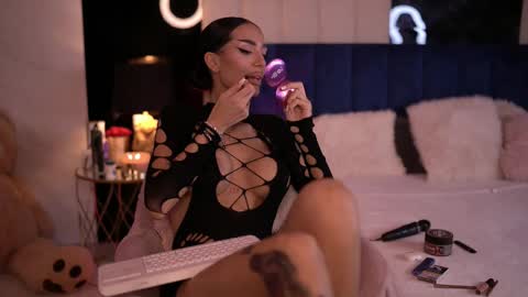 Kim online show from November 2025 03:01:02 PM