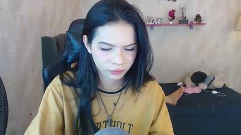 kimsy_ online show from October 2025 05:28:01 AM