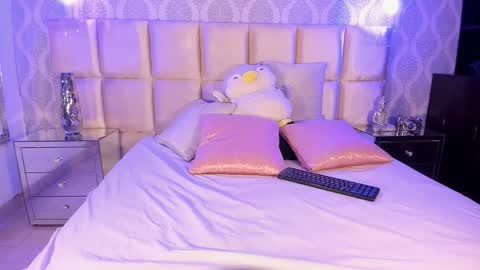 Kim  online show from January 2026 07:50:01 PM