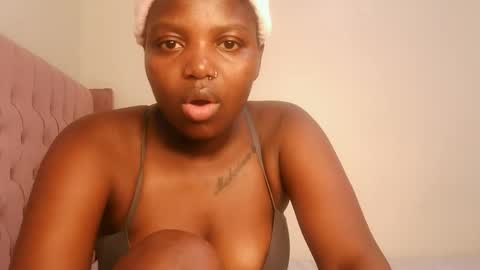 Snapshot of kinky_lola1 chatting on February 2026 06:35:01 AM Lola online show from February 2026 06:35:01 AM