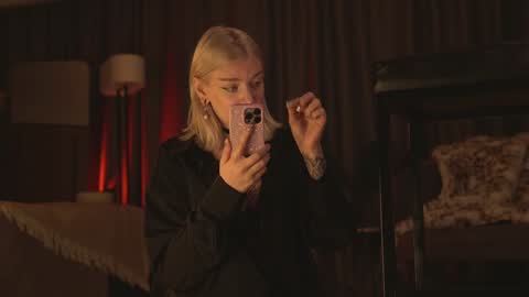 Snapshot of kinkylina_ chatting on December 2024 12:01:02 PM kinkylina_ online show from December 2024 12:01:02 PM