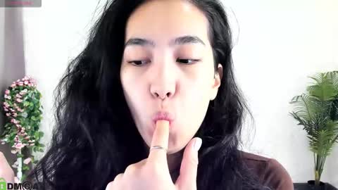 Aura online show from November 2025 03:05:01 AM