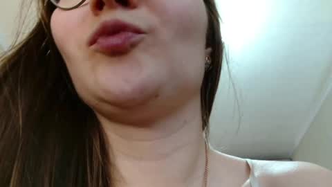 Snapshot of kiragoldens chatting on April 2026 07:24:02 AM KiraGoldens online show from April 2026 07:24:02 AM