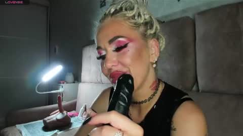 Snapshot of kiramagnolia chatting on July 2026 08:05:01 PM Kira online show from July 2026 08:05:01 PM