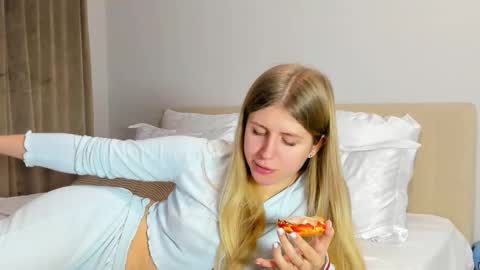 Kira online show from December 2025 08:38:02 PM