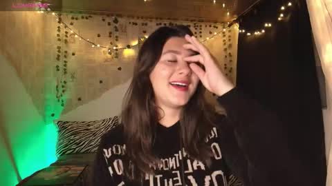 Snapshot of kisstarxxx chatting on October 2025 04:04:02 AM Helena and Brad online show from October 2025 04:04:02 AM