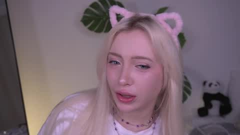 Snapshot of kitsuwaifu chatting on April 2026 02:34:01 PM Yuki online show from April 2026 02:34:01 PM