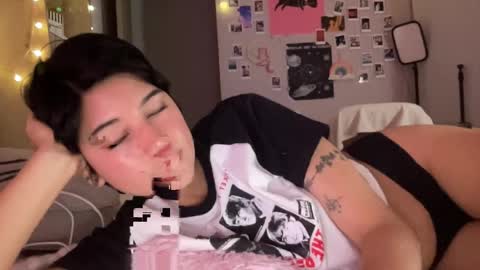 Snapshot of kittenmoon_ chatting on April 2026 02:25:01 AM online show from April 2026 02:25:01 AM