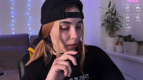 Snapshot of kittie_bear chatting on April 2026 07:22:01 PM Veronica online show from April 2026 07:22:01 PM
