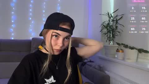 Snapshot of kittie_bear chatting on June 2026 10:08:02 AM Veronica online show from June 2026 10:08:02 AM