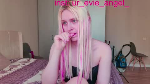 Snapshot of kitty_dora chatting on April 2026 12:21:01 PM Evelyn online show from April 2026 12:21:01 PM